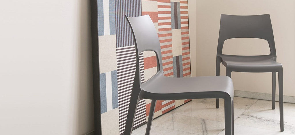 Pratiche, Leggere e di Design: 6 Sedie di Plastica da Non Perdere
